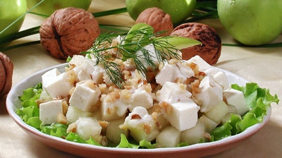 Рецепт - Салат фруктовый с орехами и сыром