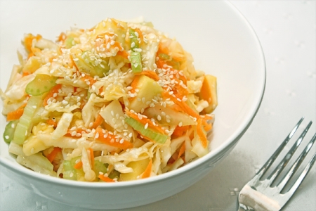 Рецепт - Салат из белокочанной капусты с яблоками