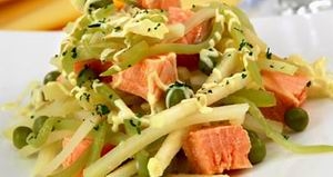 Рецепт - Салат с форелью и овощами