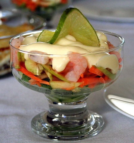 Рецепт - Салат-коктейль овощной с яблоками и слив