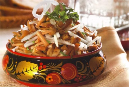Рецепт - Салат с маринованными грибами по-украински