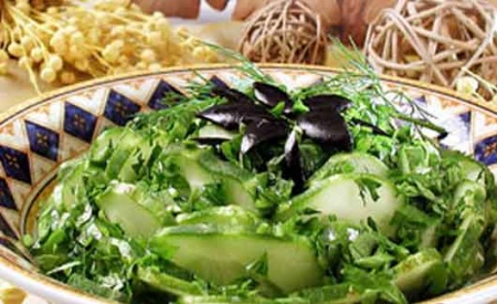 Рецепт - Салат из свежих огурцов с маслинами и острым перцем