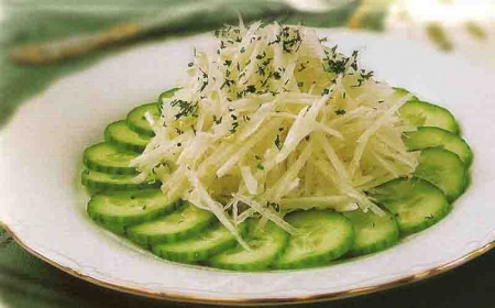 Рецепт - Салат из редьки с огурцами и сметаной