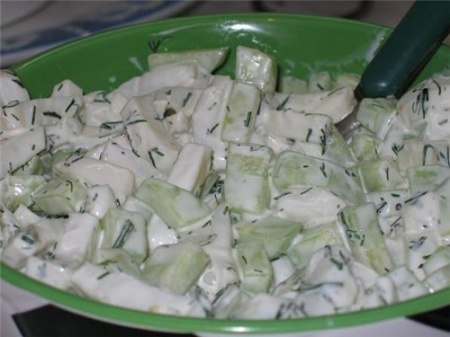 Рецепт - Салат из огурцов со взбитой сметаной