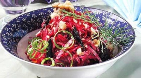 Рецепт - Салат из свеклы с курагой и изюмом