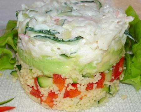 Рецепт - Слоеный салат «Оливье с зеленью», как украсить салат