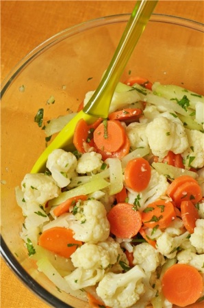 Рецепт - Салат из моркови с цветной капустой