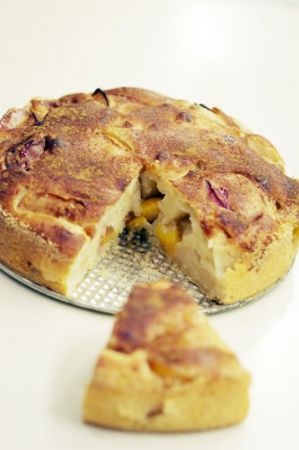 Рецепт - Нежный яблочно-сливовый пирог