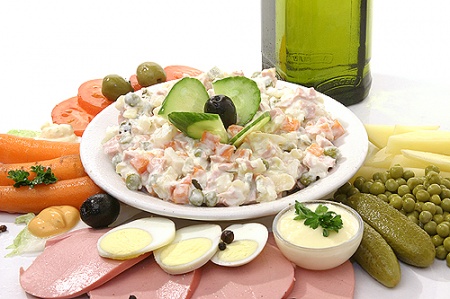 Рецепт - Салат «Калейдоскоп», салат оливье с колбасой