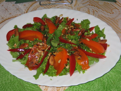 Пикантный салат с хурмой