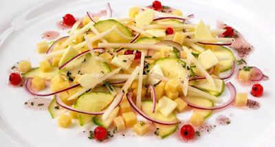 Салат из кабачков и яблок с мятой