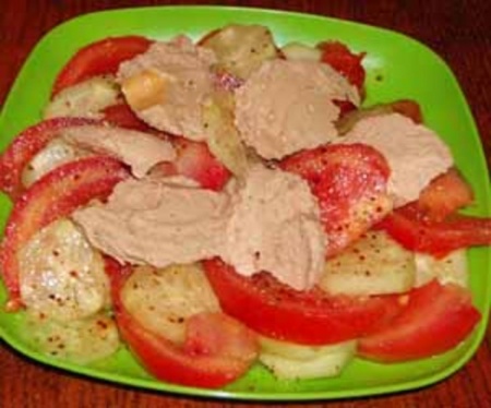 Рецепт - Салат из печени минтая с помидорами