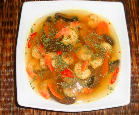 Рецепт - Суп из креветок с перцем чили, салаты с креветками