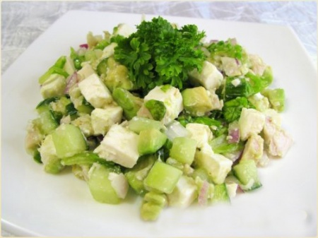 Рецепт - Салат из авокадо и брынзой