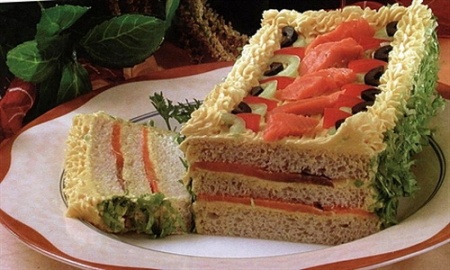 Рецепт - Бутербродный торт с копченым лососем