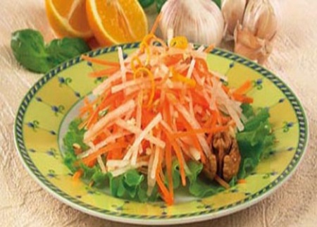 Рецепт - Салат из яблок и моркови с грецкими