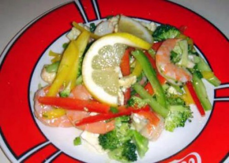 Новогодний рецепт - Овощной салат из креветок с лимоном