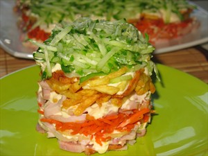 Рецепт - Салат слоеный с картофелем фри и копченой курицей