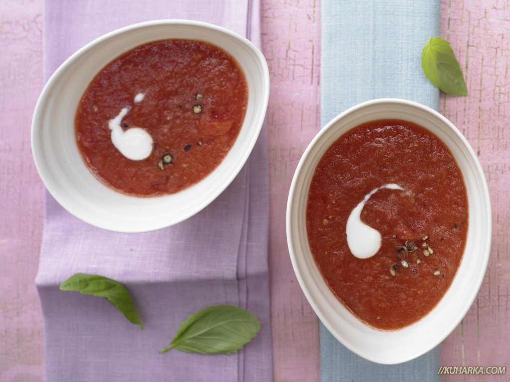 Холодный томатный суп с арбузом, йогуртом и базиликом