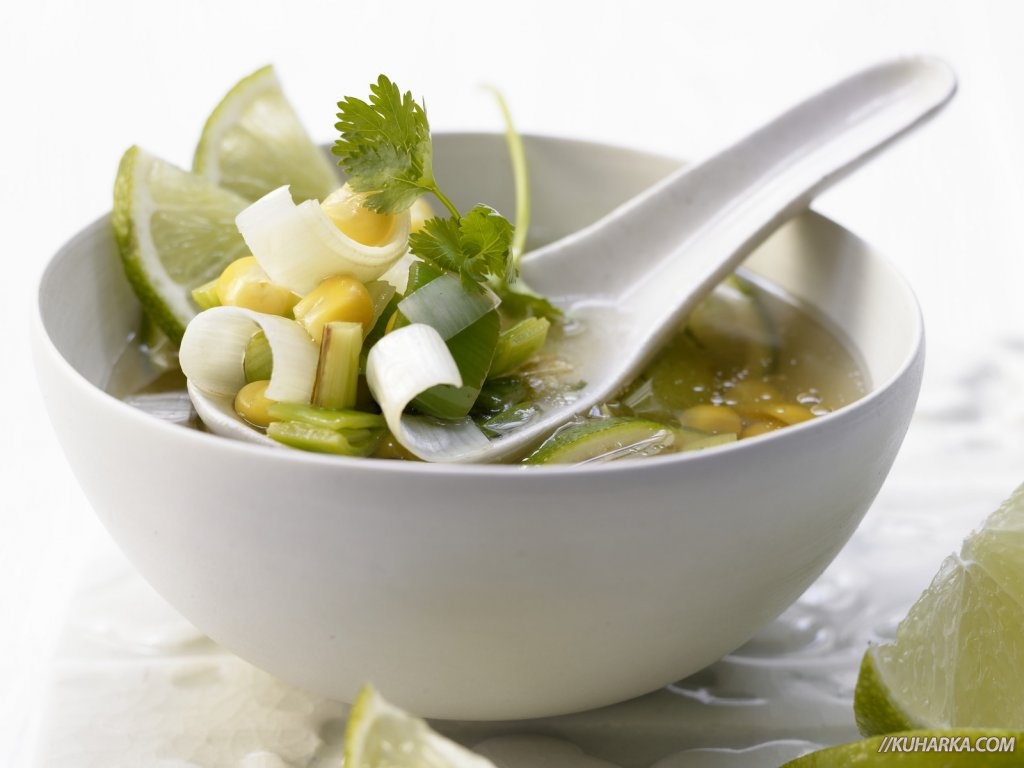 Пряный суп с кукурузой, имбирём и лаймом