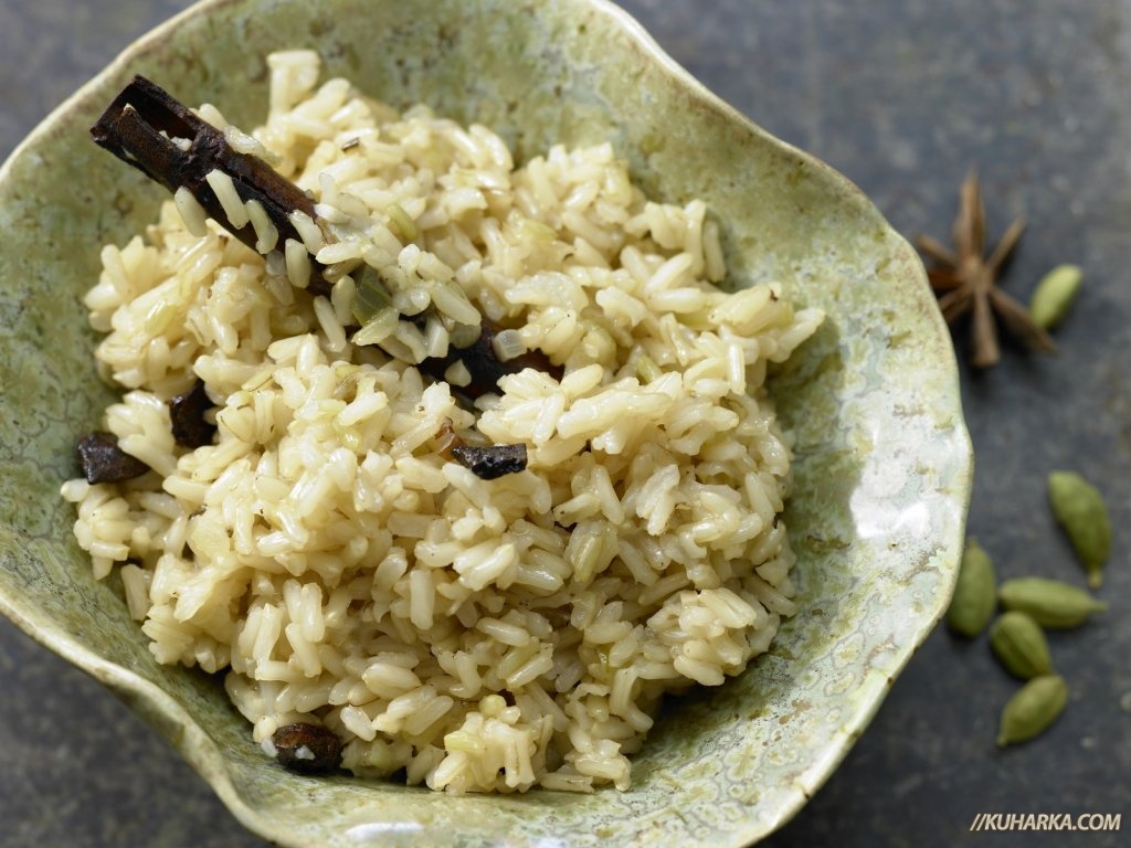 Пряный коричневый рис со специями на гарнир