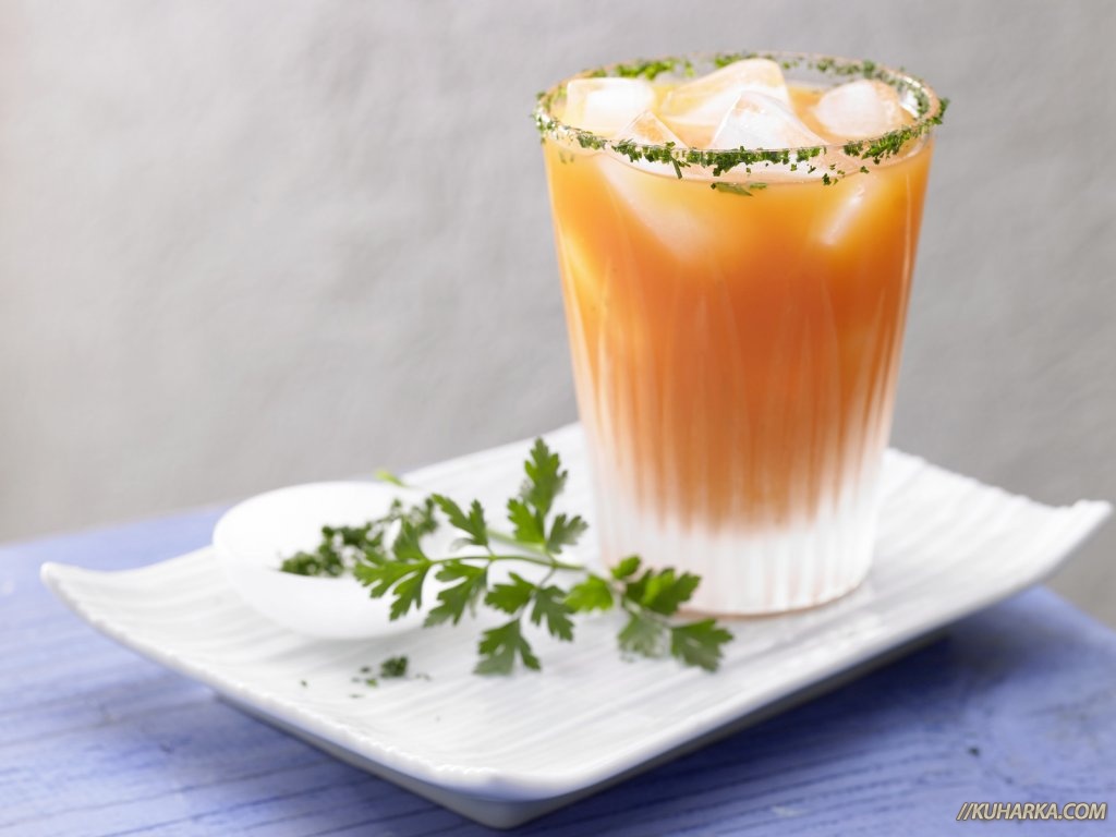 Быстрый коктейль из шпината с морковью и соком сельдерея