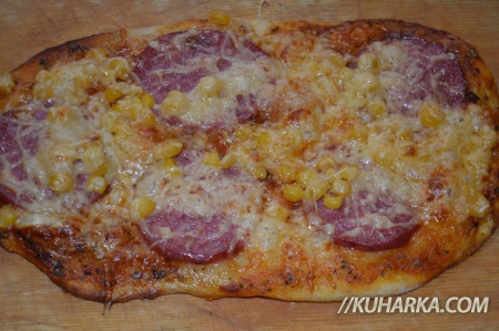 Пицца на тонком тесте с колбасой