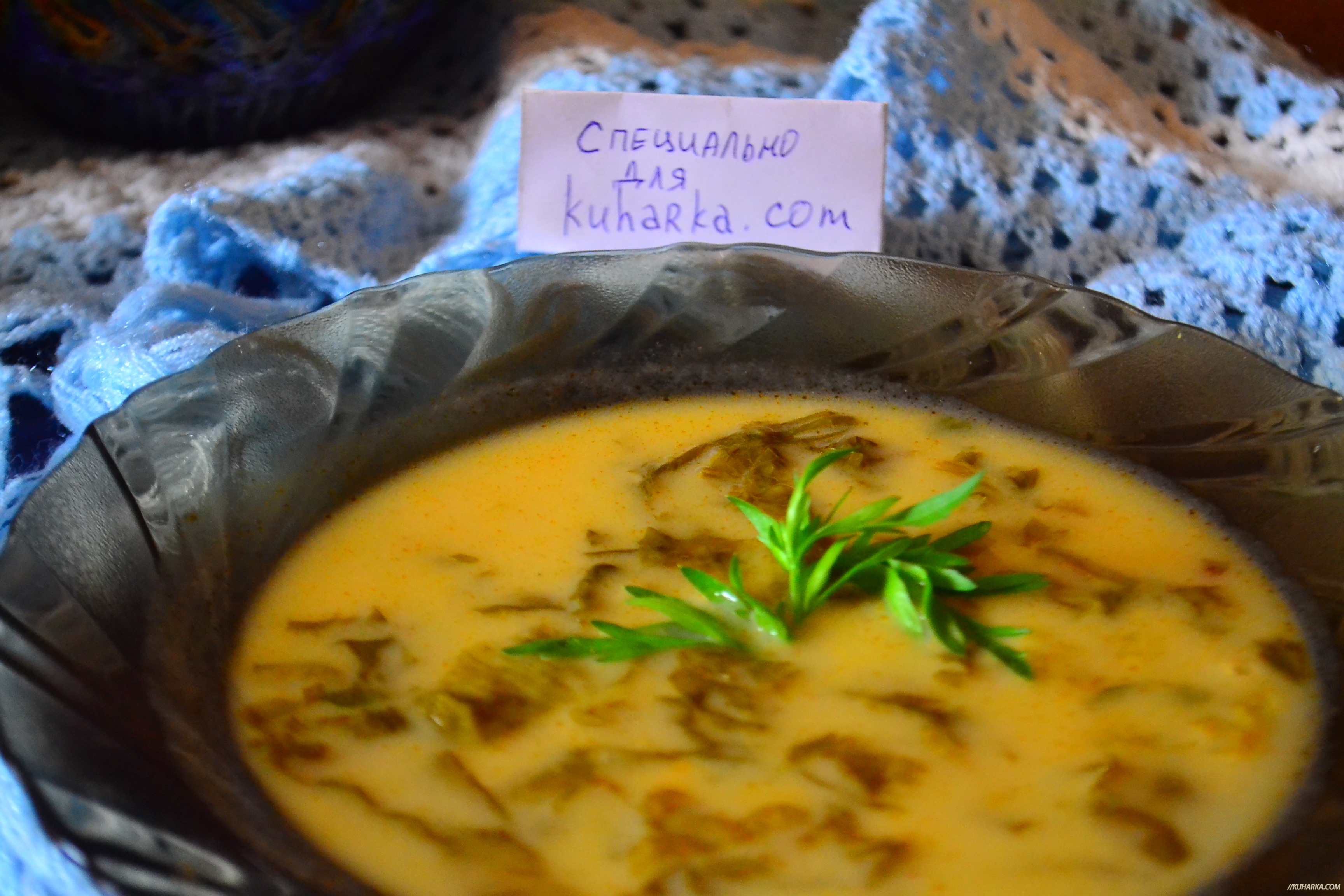 Весенний суп из листового салата на сметане