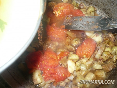 Добавить помидоры и чеснок к баклажанам, влить бульон